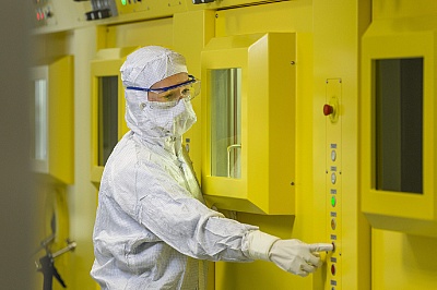 Foto: Drug production in the cleanroom laboratory ©Copyright: Rainer Weisflog/HZDR