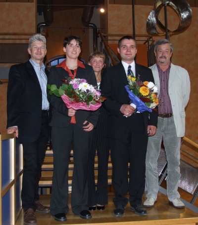 FZD-Azubis Manja Kiebler und Dirk Biehle mit ihren Ausbildern bei der Ehrung der dresdner IHK-kammerbesten Azubis 2009