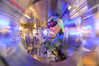 Targetkammer im HZDR: Perfekte Synchronisation von Elektronen- und Laserstrahl als Vorbereitung für die HIBEF-Experimentierstation am Röntgenlaser XFEL des Beschleunigerzentrums DESY