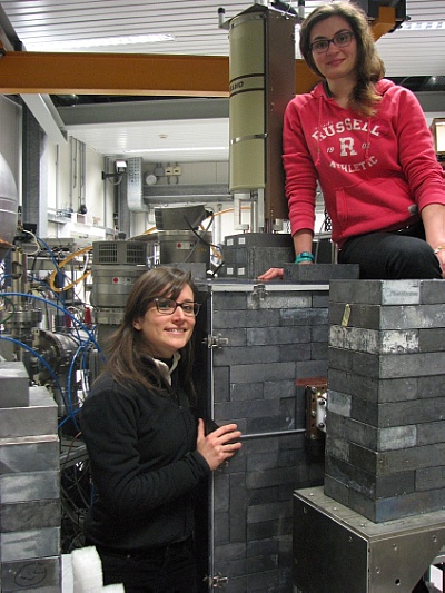 Dr. Rosanna Depalo (Helmholtz-Zentrum Dresden-Rossendorf, Germany) and Dr. Francesca Cavanna (left) at the LUNA experiment in the INFN Gran Sasso Laboratory. Photo: R. Depalo, INFN/HZDR