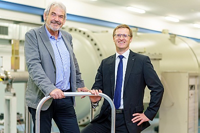 HZDR Innovation-Geschäftsführer Dr. Björn Wolf mit seinem Vorgänger Prof. Andreas Kolitsch. ©Copyright: André Wirsig/HZDR