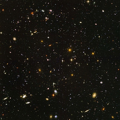 Rund 10.000 Galaxien zeigt dieses Bild zweier Kamerasysteme der Hubble-Mission: Advanced Camera for Surveys (ACS) und Near Infrared Camera and Multi-object Spectrometer (NICMOS) ©Copyright: NASA/ESA/S. Beckwith(STScI) and The HUDF Team.