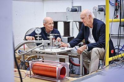 Foto: Am Hochfeld-Magnetlabor haben Thomas Herrmannsdörfer (links) und Richard Funk ihre Experimente durchgeführt. In solch einer Spule wurden im Zellkultur-Experiment gestörte Motoneuronen von ALS-Patienten mit magnetischen Impulsen stimuliert. ©Copyright: Amac Garbe