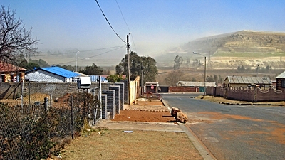 Foto: Dust near mine dumps in Johannesburg, South Africa. ©Copyright: Angela Mathee/SAMRC