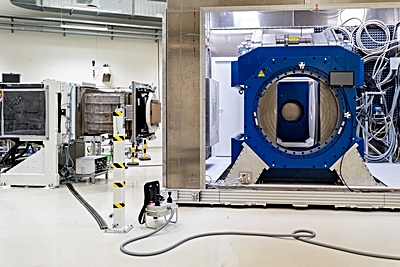 Foto: Strahlführung der Protonentherapieanlage (links) mit In-Beam-MRT des Aurora-PT-Systems (rechts) ©Copyright: UKD/Kirsten Lassig