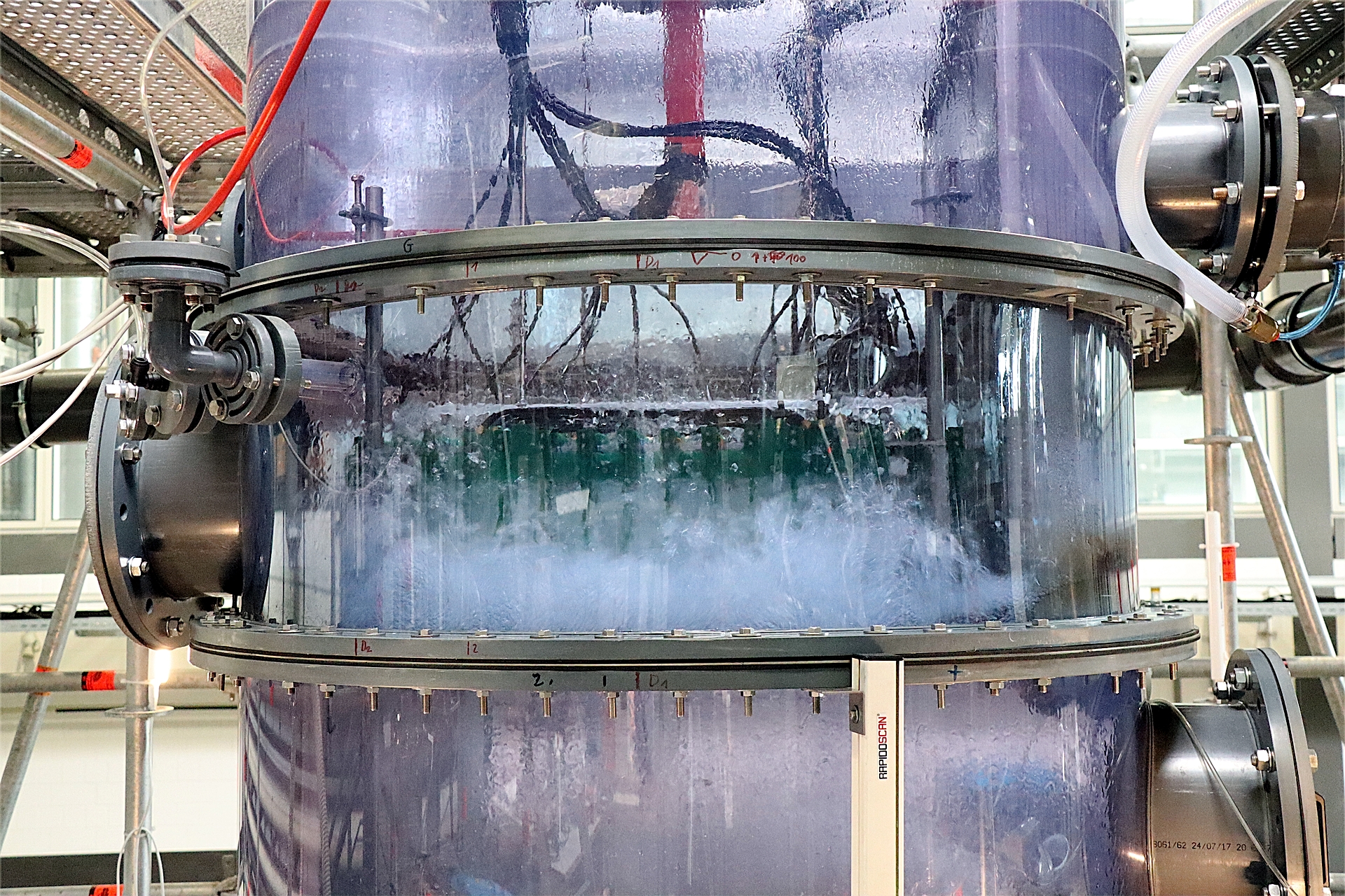 Foto: Strömungsuntersuchungen mit dem HZDR-Feldsensor in der TUM-Versuchskolonne ©Copyright: Felicitas Engel/ TUM