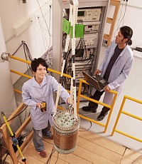 Mitarbeiter des Hochfeld-Magnetlabors Dresden bereiten eine Magnetspule für ein Experiment vor
