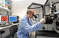 Tobias Günther vom Ausgründungsteam „BioBASE“ am Helmholtz-Zentrum Dresden-Rossendorf bei der Untersuchung von Proteinschichten an einem Rasterkraftmikroskop. 