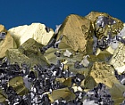 Foto: Trace Metals for a Healthy Economy - the Helmholtz Institute Freiberg for Resource Technology (in the reference picture / (c) HZDR/Jürgen Jeibmann: crystal aggregate consisting of chalcopyrite, galenite, sphalerite, and calcite) ©Copyright: HZDR/Jürgen Jeibmann