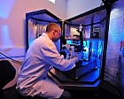 Foto: Am Rasterkraftmikroskop untersucht Dr. Tobias Günther die Mikrostruktur von Kunststoffoberflächen.(Ref) ©Copyright: KfW/Toelle