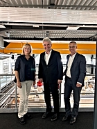 Foto: Prof. Andreas Pinkwart (Middle) with Dr. Simone Raatz (Adminstrative Manager) and Prof. Jens Gutzmer (Director of the institute) in the metallurgy pilot plant at HIF ©Copyright: HZDR/HIF