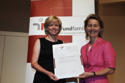 Frau Andrea Runow und Familienministerin von der Leyen bei der Zertifikatsübergabe in Berlin am 30.06.2008