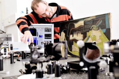 Mit Terahertz-Strahlen Kunstwerke zerstörungsfrei untersuchen. Auf dem Bild ist Dr. Stephan Winnerl zu sehen, der mit Terahertz-Strahlen vom Freie-Elektronen-Laser des FZD ein Bild untersucht.