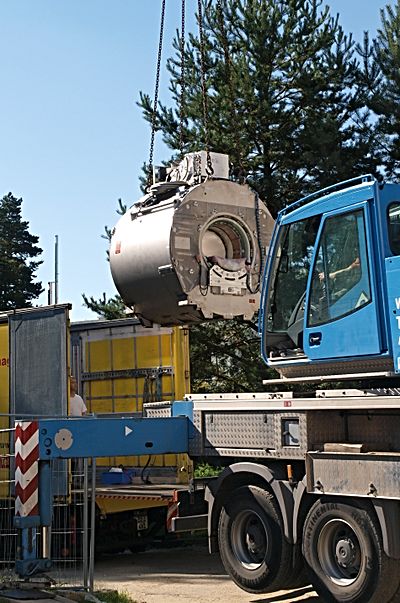 Anlieferung des neuen PET-MRT-Geräts am FZD