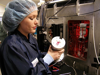 Dr. Doreen Naumburger bereitet Krebszellen für die Bestrahlung mit Protonen am Hochleistungslaser DRACO vor