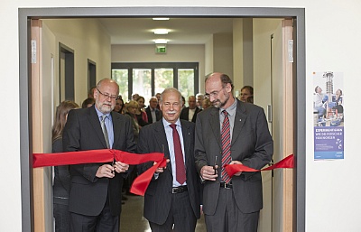 Helmholtz-Präsident Prof. Jürgen Mlynek (Mitte) zu Gast in Dresden. Er weiht gemeinsam mit Prof. Roland Sauerbrey (rechts) und Prof. Peter Joehnk (links) die Räume des Schülerlabors DeltaX ein.