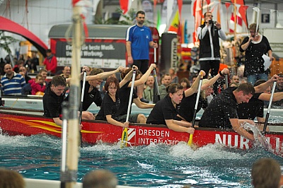 Das HZDR-Team gibt beim 2. Mitteldeutschen Drachenboot Indoor Cup in Leipzig alles