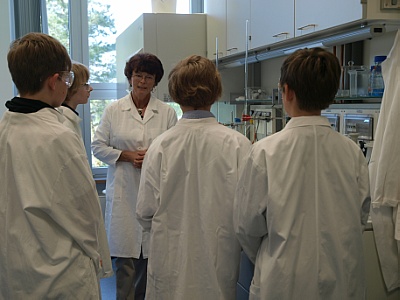 Chemieingenieurin Heidemarie Heim erklärt den Schülerinnen und Schülern die Arbeit in den chemischen und mikrobiologischen Labors des HZDR.