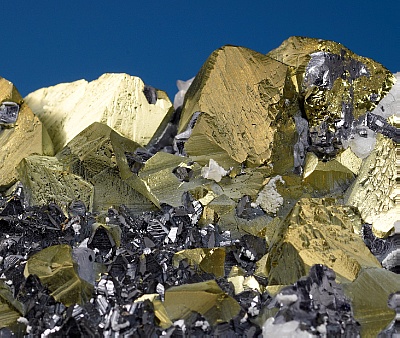 Kristallaggregat von Kupferkies, Bleiglanz, Zinkblende und Kalkspat;  enthält u.a. Indium, Germanium und Silber (Foto: Jürgen Jeibmann).