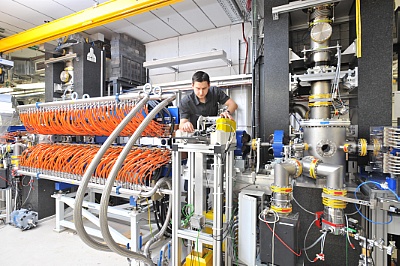 Ph.D. Student Michael Kuntzsch working at the new ELBE terahertz source of the HZDR (Picture: HZDR/Frank Bierstedt)