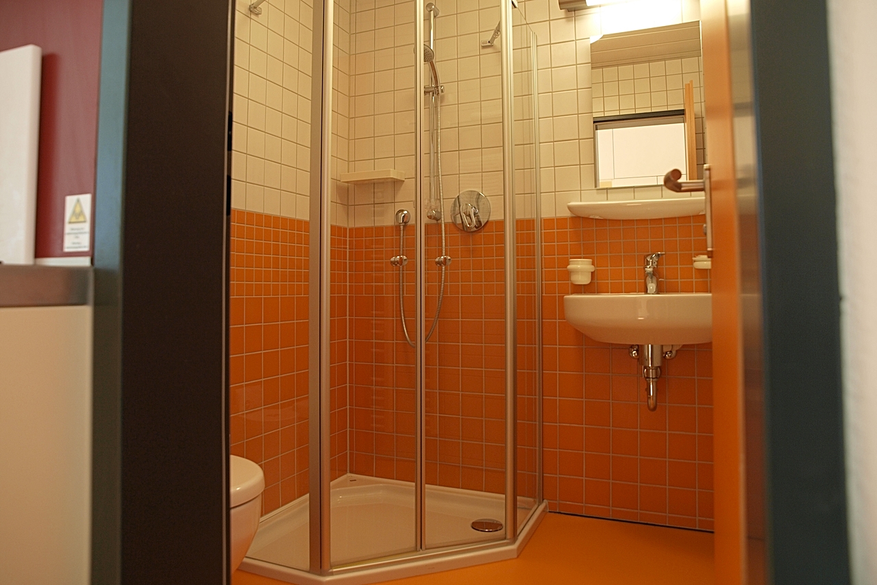 Foto: Zimmer und Badezimmer Gästehaus ©Copyright: HZDR