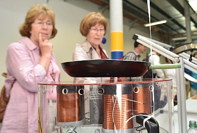 Nur eines der vielen Experimente, die die Besucher in Staunen versetzte: Am Hochfeld-Magnetlabor Dresden brachten die Rossendorfer Wissenschaftler Bratpfannen zum Schweben.