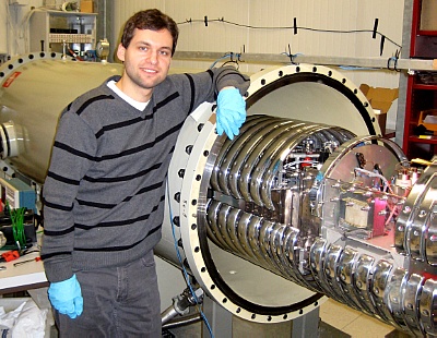 Michael Anders neben dem LUNA-Teilchenbeschleuniger