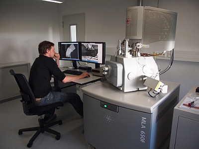 Thomas Heinig am Rasterelektronenmikroskop