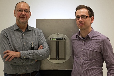 Die OncoRay-Wissenschaftler Dr. Guntram Pausch (links) und Dr. Christian Richter vor der Schlitzkamera.