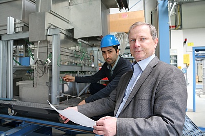 Prof. Uwe Hampel und Salar Azizi, Doktorand am HZDR-Institut für Fluiddynamik, an der TOPFLOW-Anlage.