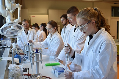 Schüler führen einen Enzymtest im Schülerlabor durch ©Copyright: HZDR
