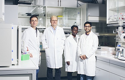 Sie forschen am HZDR an nanoskaligen Systemen für die Diagnose und Therapie von Krebs: Kristof Zarschler, Holger Stephan, Anne Nsubuga, Tanmaya Joshi (v.l.) ©Copyright: HZDR/O.Killig