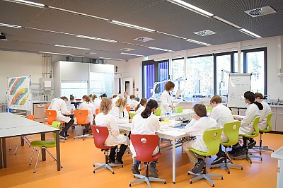 Foto: Schulklasse im Schülerlabor DeltaX zum Versuchstag Chemie der Elemente (November 2018) ©Copyright: HZDR