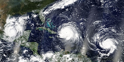 Hurrikan im Atlantik ©Copyright: lavizzara / shutterstock.com
