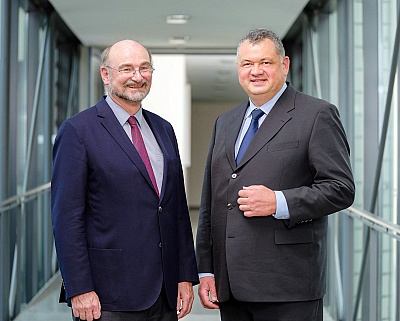 Seit dem 1. April 2020 leitet Prof. Sebastian M. Schmidt (rechts) als Wissenschaftlicher Direktor das HZDR. Sein Vorgänger, Prof. Roland Sauerbrey (links) verabschiedet sich in den Ruhestand.