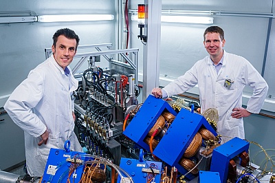 Dr. Robert Wodtke (links) und Dr. Martin Kreller am Zyklotron TR-Flex ©Copyright: HZDR/André Wirsig