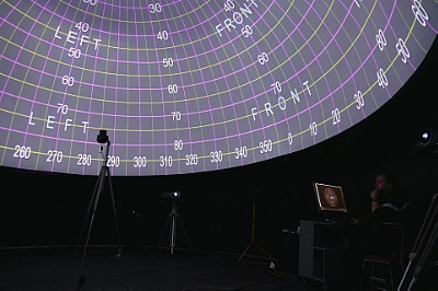 Am Tag der offenen Tür werden wissenschaftliche Simulationen und Modellierungen als 360°-Projektionen in einem Kuppelzelt dargestellt. ©Copyright: tat aiRstructures