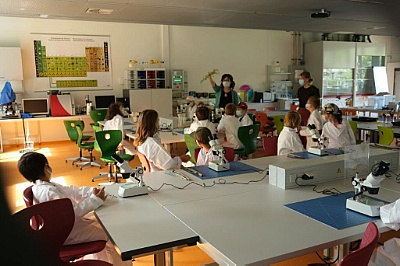 Kinder von HZDR-Mitarbeiter*innen während des Feriencamps 2021 im Schülerlabor DeltaX. ©Copyright: HZDR