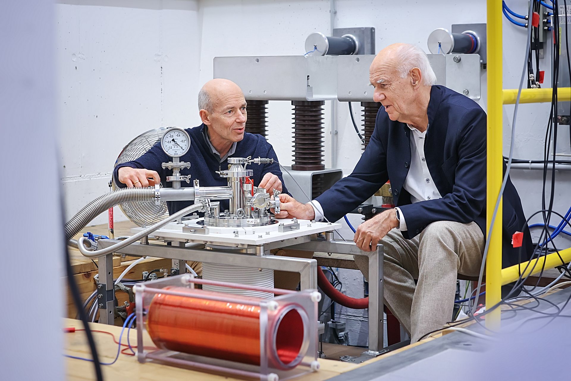 Foto: Thomas Herrmannsdörfer (left) and Richard Funk conducted their experiments at the Dresden High Magnetic Field Laboratory. In such a coil, disturbed motor neurons from ALS patients were stimulated with magnetic pulses in a cell culture experiment. ©Copyright: HZDR/Amac Garbe