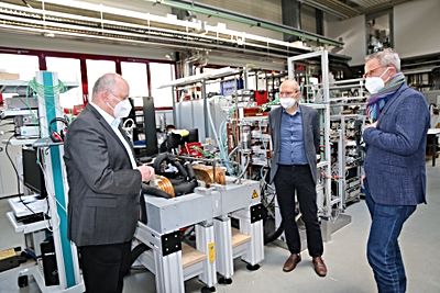 Foto: Dr. G. Gerbeth (links) und Dr. S. Eckert (Mitte) zeigen dem Bundestagsabgeordneten Dr. M. Reichel (CDU) die Versuchshalle des Instituts für Fluiddynamik. ©Copyright: HZDR / Magister