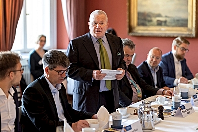 Foto: Thomas Sattelberger, Parlamentarischer Staatssekretär im BMBF, eröffnet das Parlamentarische Frühstück. ©Copyright: M. Setzpfandt 