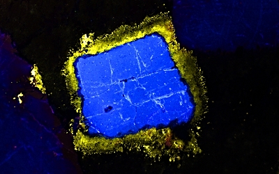 Foto: Nepheline Crystal with Pectolite ©Copyright: Dr. Robert Möckel