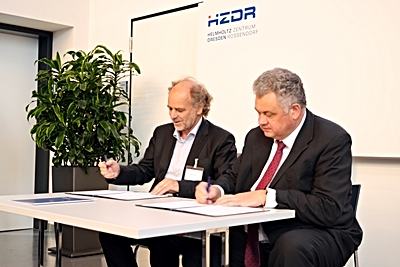 Foto: Die Wissenschaftlichen Direktoren beider Einrichtungen, Prof. Sebastian M. Schmidt (rechts im Bild) und Prof. Martin Hof, unterzeichnen ein Addendum zu der bereits vorhandenen Absichtserklärung. ©Copyright: HZDR
