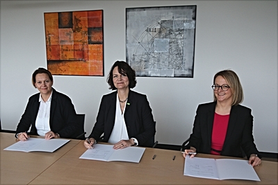 Foto: Unterzeichnung des Kooperationsvertrags zwischen dem HZDR und der BASF Schwarzheide GmbH ©Copyright: HZDR / Till Bayer
