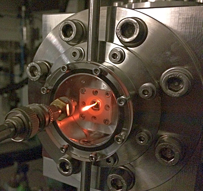 Foto: Ion beam in the liquid/gas cell filled with Ne gas in the in-situ liquid RBS setup ©Copyright: Dr. René Heller