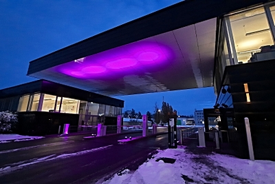 Foto: Purple Light Up im HZDR-Eingangsbereich ©Copyright: HZDR / Till Bayer