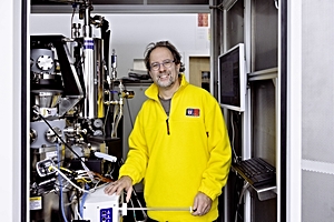 Foto: Gregor Hlawacek, Leiter des EU-Projekts FIT4NANO, ist am HZDR verantwortlich für eine hochmoderne Anlage, an der er mit einem besonders fein fokussierten Ionenstrahl Nanostrukturen herstellen und analysieren kann. ©Copyright: Oliver Killig/HZDR