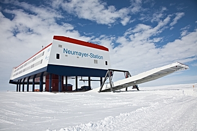 Foto: Die deutsche Forschungsstation Neumayer-Station III in der Antarktis. ©Copyright: Alfred-Wegener-Institut / Thomas Steuer 