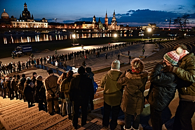 Foto: Menschenkette zum Gedenktag der Zerstörung Dresdens ©Copyright: Benno Löffler