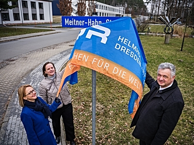 Foto: Umbenennung Meitner-Hahn-Straße: Einweihung des Straßenschilds durch den Vorstand und die Gleichstellungsbeauftragte des HZDR ©Copyright: HZDR / André Wirsig